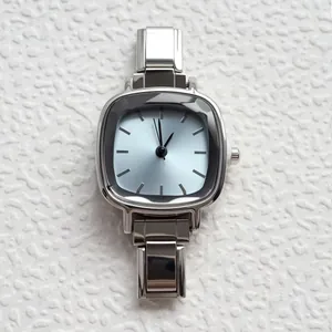 Orologio al quarzo quadrato argento minimalista con quadrante azzurro e cinturino in metallo