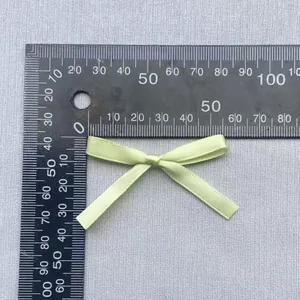 Detailansicht einer 45mm hellgrünen Satin-Schleife mit Textur und Größenmessungen