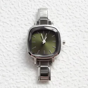 Orologio unisex in acciaio argento con quadrante quadrato verde oliva effetto soleil