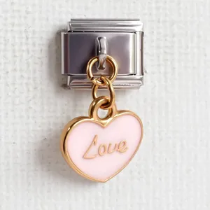 Makroansicht des Herzanhängers mit Goldrand und Love-Schriftzug für DIY-Armbänder