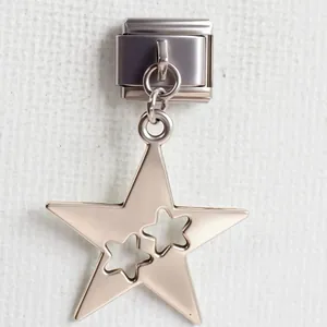 Detailansicht eines silbernen Edelstahl-Charms mit hohlem Sternanhänger für Armbänder