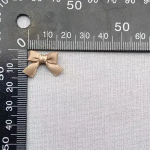 Misura dettagliata del fiocco dorato da 25mm su scala per decorazioni fai-da-te