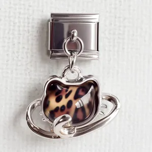 Makroaufnahme von italienischem Charm-Glied mit Leopardenmuster-Katzenanhänger und Metallring