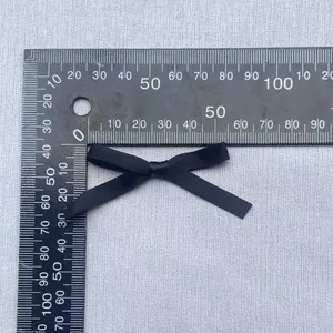 Detailaufnahme einer schwarzen Satinschleife mit Breitenmessung von 4,5 cm