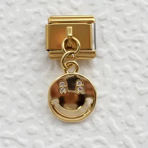 Eslabón de pulsera italiana dorada con dije de cara sonriente y cristales brillantes