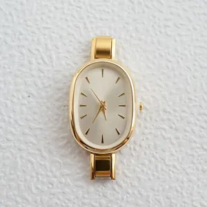 Nahaufnahme der eleganten goldenen Damenquarzuhr mit Champagnerzifferblatt und Gliederarmband