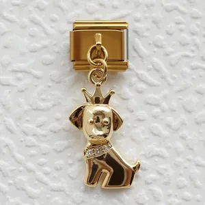 Eslabón de pulsera italiana dorada con colgante de perro con corona y zirconitas