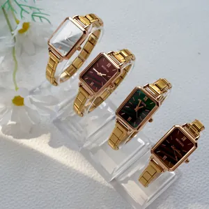 Groupe de montres à quartz élégantes pour femmes avec cadrans colorés et bracelet doré