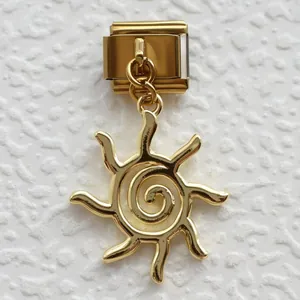 Abalorio para pulsera modular italiana de acero dorado con colgante de sol y espiral