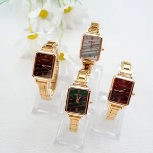 Détail de montres à quartz rectangulaires avec cadrans colorés et bracelets dorés fins