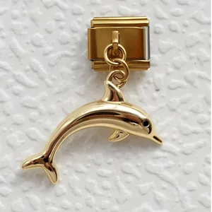 Detalle de un colgante de delfín dorado para pulseras de eslabones italianos
