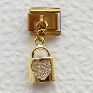 Detalle de dije de candado de corazón dorado con cristales para pulseras modulares italianas