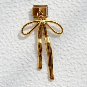 Vista macro de un amuleto de lazo dorado en un eslabón de pulsera modular italiana pulida
