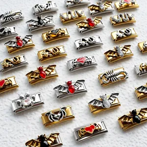 Détails de bracelets à breloques italiennes avec motifs de chauve-souris et de scorpions