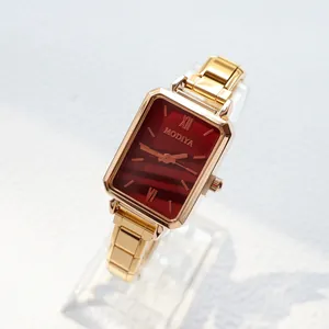 Montre quartz dorée pour femme avec cadran carré bordeaux et bracelet à maillons