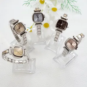 Vue détaillée de cinq montres à quartz pour femmes avec cadrans carrés multicolores