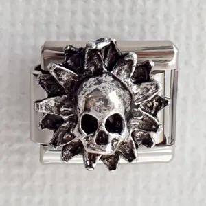 Λεπτομερής κοντινή λήψη ενός vintage νεκροκεφαλή charm για ιταλικά βραχιόλια