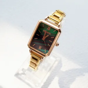 Montre à quartz dorée élégante avec cadran malachite verte et bracelet métallique