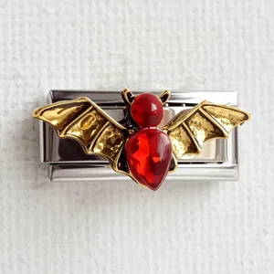 Maillon italien avec chauve-souris dorée et cristaux rouges sur base en acier inoxydable