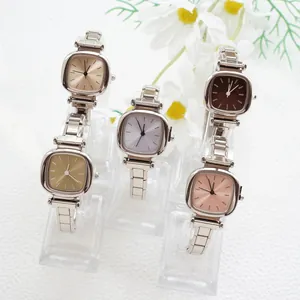 Détails de montres à quartz carrées avec cadrans colorés et bracelets en métal argenté