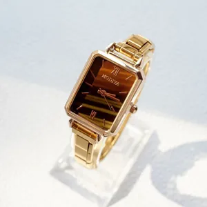 Montre quartz dorée élégante pour femme avec cadran rectangulaire et bracelet à maillons
