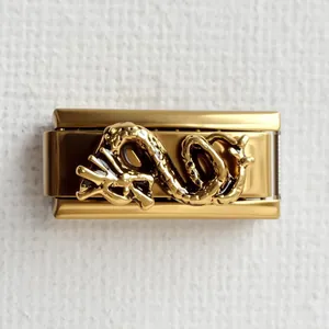 Vue macro d'un maillon de bracelet italien en acier doré avec un motif de dragon en relief