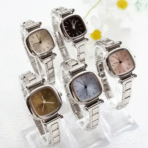 Détail de cinq montres à quartz pour femmes avec cadrans colorés et bracelets argentés