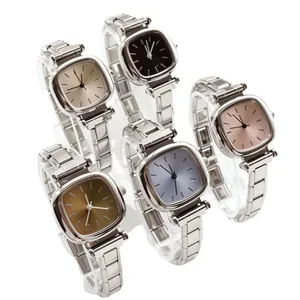 Coffret montres femme en acier inoxydable avec cinq cadrans carrés colorés sur un support