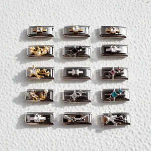 Dettaglio di 15 maglie per bracciale italiano con stelle, cuori e cristalli lucidi