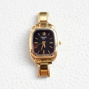 Elegant goudkleurig roestvrijstalen horloge voor dames met zwarte wijzerplaat en kwarts