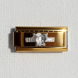 Vista macro del link charm italiano in oro con grande cristallo a cuore e strass