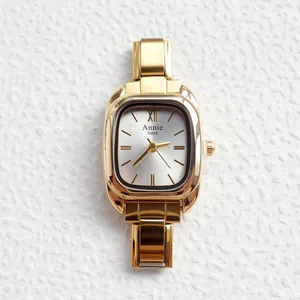 Detailopname van Annie Time vierkant goudkleurig horloge met metalen armband en diamanten