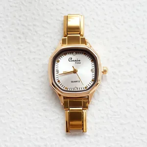 Elegant goudkleurig kwartshorloge voor dames met vierkante wijzerplaat en schakelarmband