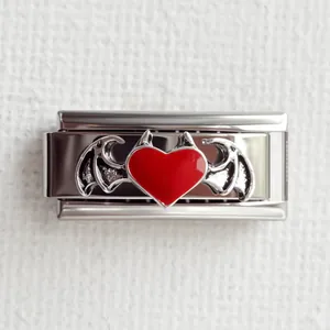 Détail du maillon de bracelet italien avec cœur rouge et ailes de chauve-souris