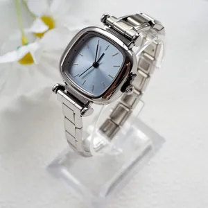 Montre moderne pour femme en acier argenté avec cadran bleu clair et bracelet à maillons