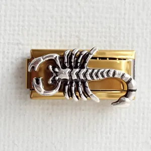Maillon de bracelet italien avec scorpion 3D argenté sur une base rectangulaire dorée polie