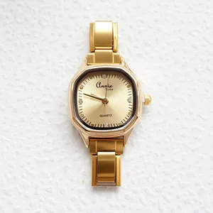 Detailopname van gouden kwartshorloge met champagne zonnestraal wijzerplaat en Annie Time
