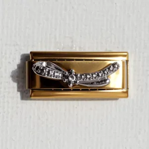 Dettaglio macro della maglia per bracciale italiano con base dorata e nastro di strass