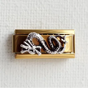 Détail du maillon de bracelet italien avec dragon argenté en relief sur métal doré