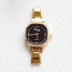 Elegant goudkleurig schakelarmband kwartshorloge met achthoekige kast en zwarte wijzerplaat