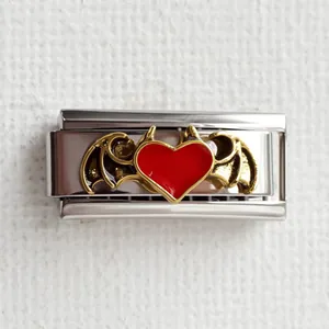 Détail d'un maillon de bracelet italien en acier avec cœur rouge et ailes de chauve-souris