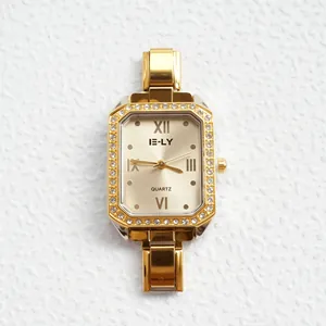 Orologio al quarzo dorato quadrato da donna con lunetta di strass e cinturino in metallo