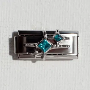 Dettaglio macro di maglia per bracciale italiano con stella e cristalli verde smeraldo