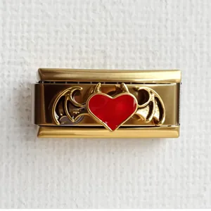 Vue détaillée du maillon de bracelet italien doré avec un cœur rouge à ailes de diable