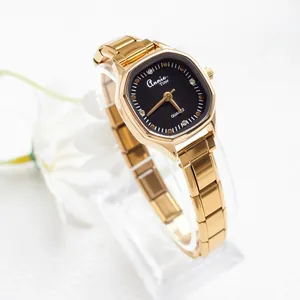 Macro-opname van goudkleurig roestvrijstalen octagonaal horloge met zwarte wijzerplaat