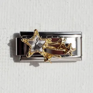 Dettaglio della maglia per bracciale italiano con stelle cadenti dorate e cristalli