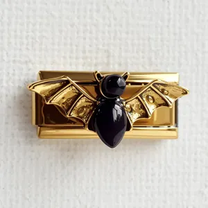 Vue macro détaillée du motif chauve-souris sur un bracelet à breloques en acier inoxydable