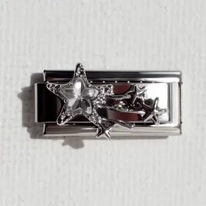 Dettaglio charm italiano in acciaio inossidabile con stella cadente e cristallo incastonato