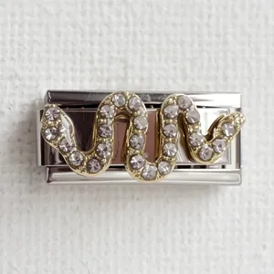 Détail macro d'un maillon de bracelet italien avec serpent doré et strass brillants