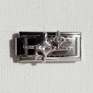 Dettaglio di maglia per bracciale italiano in argento con stella e zircone incastonato